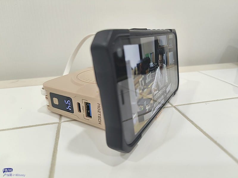 行動電源,誰更好用? MOZTECH® 萬能充Pro 多功能五合一行動電源 vs LaPO 多功能無線充行動電源(WT-03CM) 超級比一比