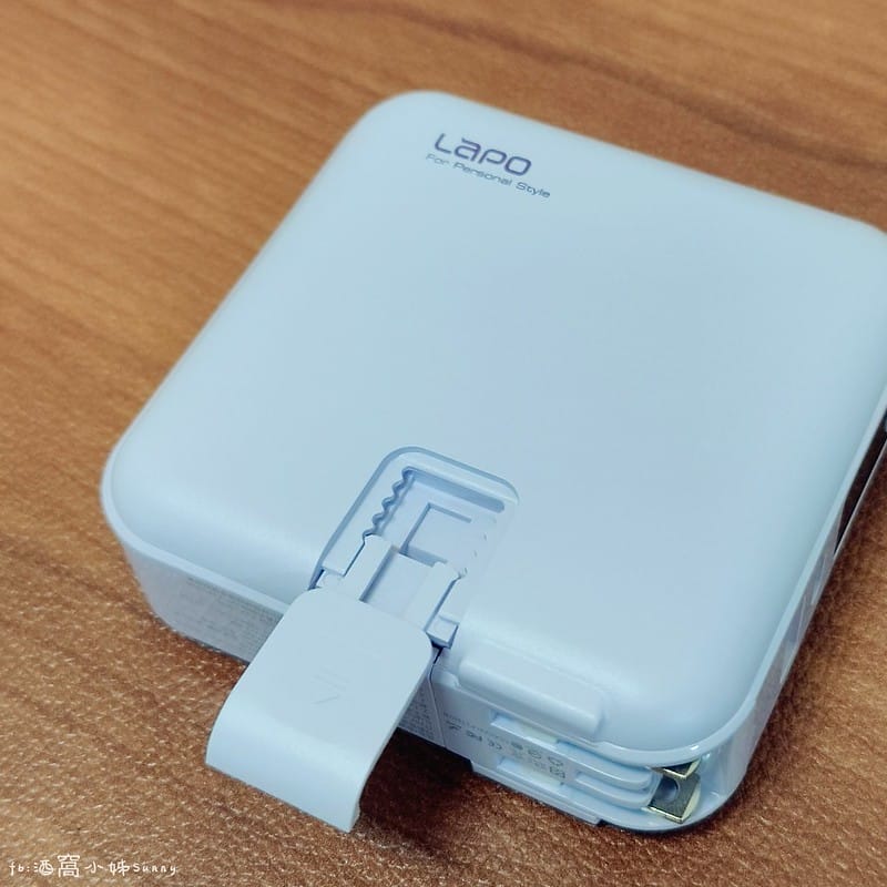 行動電源,誰更好用? MOZTECH® 萬能充Pro 多功能五合一行動電源 vs LaPO 多功能無線充行動電源(WT-03CM) 超級比一比