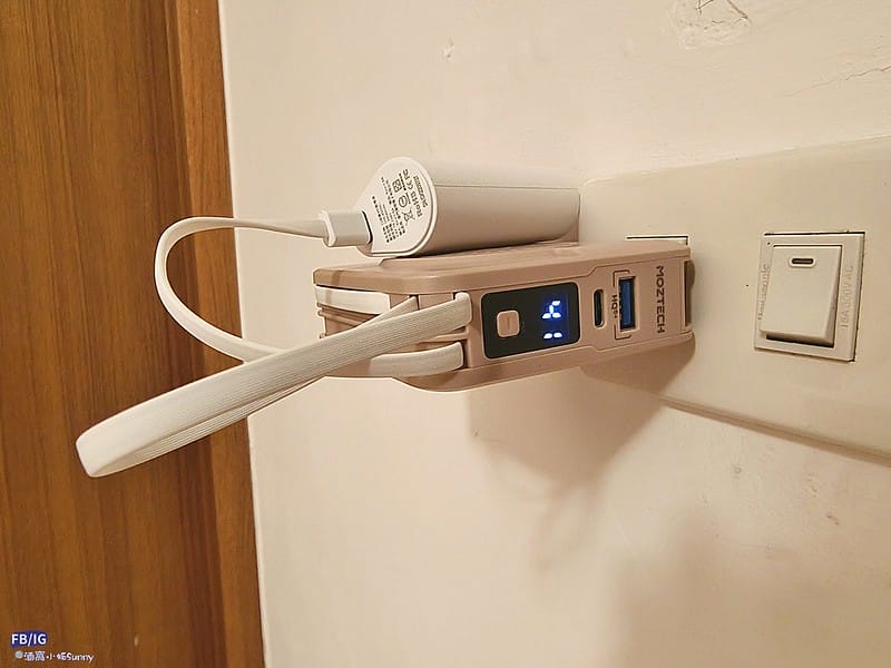 行動電源,誰更好用? MOZTECH® 萬能充Pro 多功能五合一行動電源 vs LaPO 多功能無線充行動電源(WT-03CM) 超級比一比