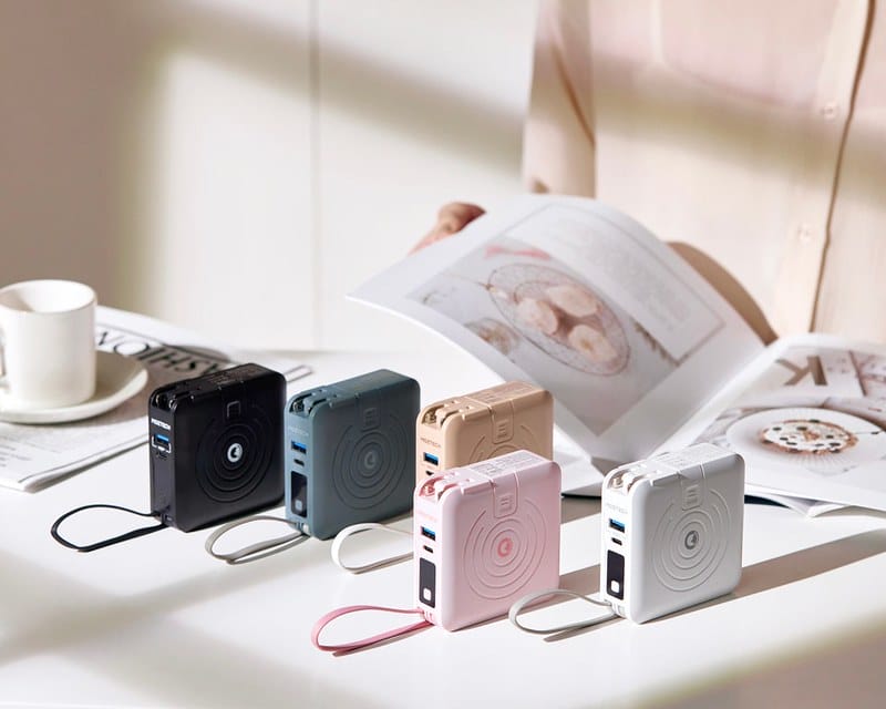 行動電源,誰更好用? MOZTECH® 萬能充Pro 多功能五合一行動電源 vs LaPO 多功能無線充行動電源(WT-03CM) 超級比一比