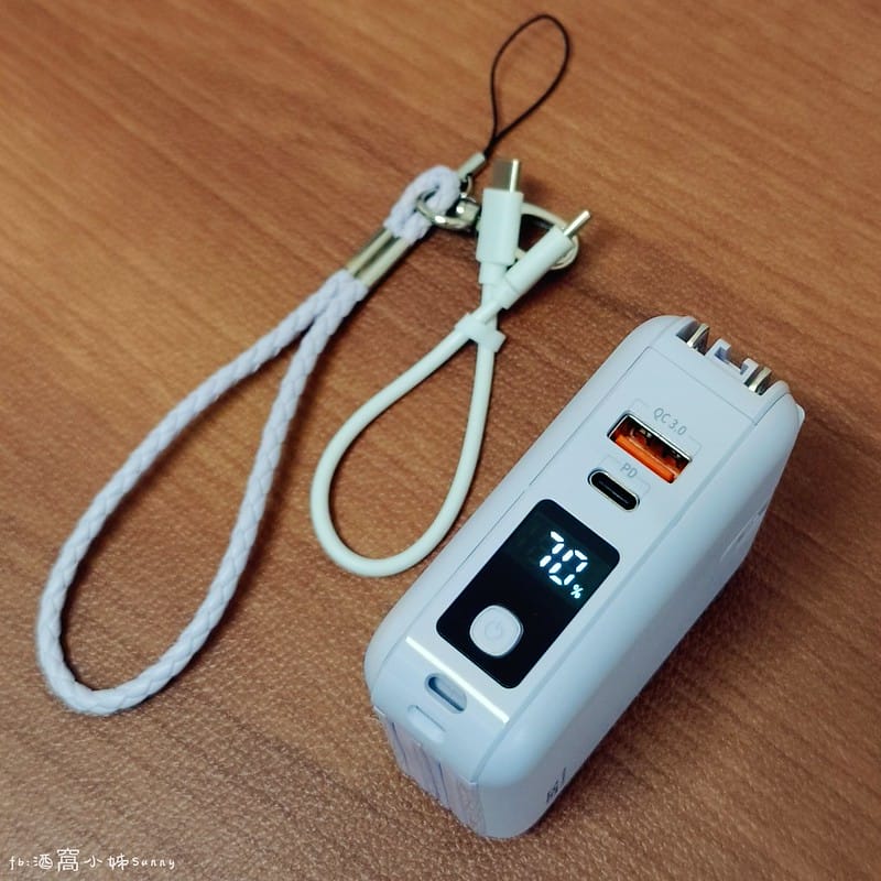 行動電源,誰更好用? MOZTECH® 萬能充Pro 多功能五合一行動電源 vs LaPO 多功能無線充行動電源(WT-03CM) 超級比一比