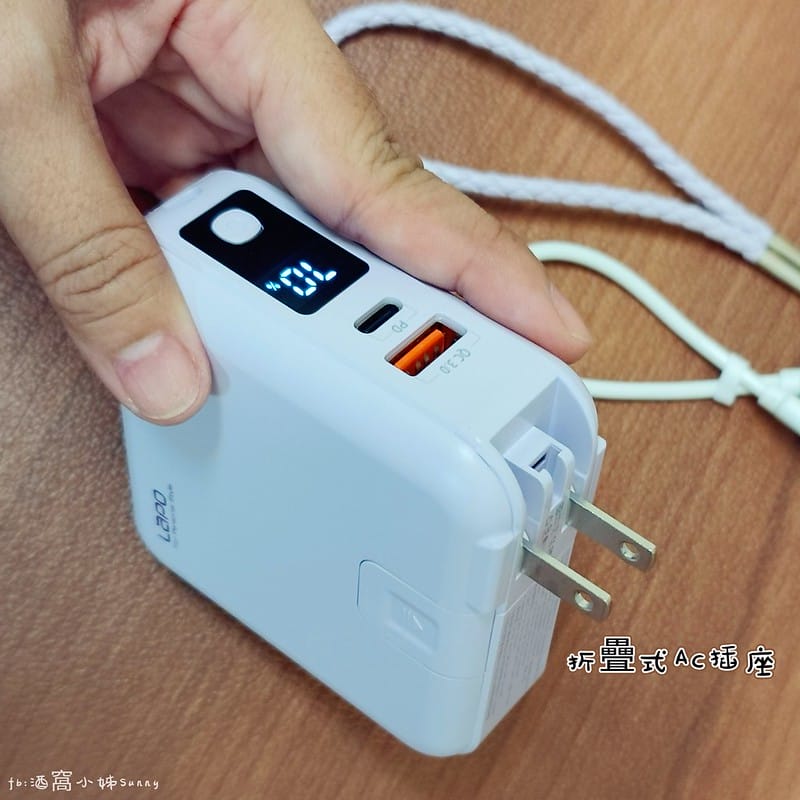 行動電源,誰更好用? MOZTECH® 萬能充Pro 多功能五合一行動電源 vs LaPO 多功能無線充行動電源(WT-03CM) 超級比一比