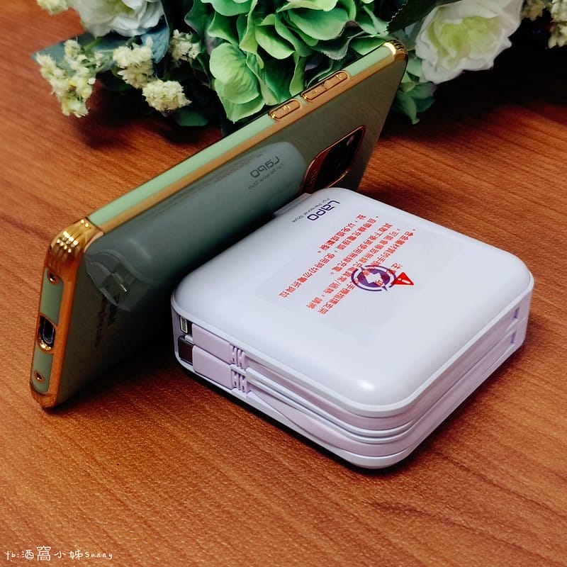 行動電源,誰更好用? MOZTECH® 萬能充Pro 多功能五合一行動電源 vs LaPO 多功能無線充行動電源(WT-03CM) 超級比一比