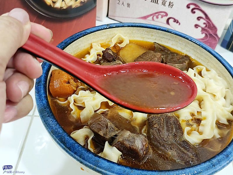 宅配美食｜團購必買－藍海饌diamond of sea，跟現煮的一樣好吃-常溫牛肉麵，麻辣鴨血，清燉排骨