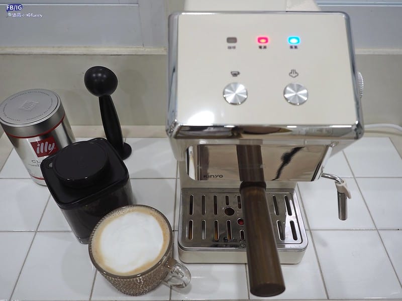 開箱&團購｜最適合新手的第一台咖啡機- KINYO半自動義式奶泡咖啡機(CMH-7930)只要26XX元