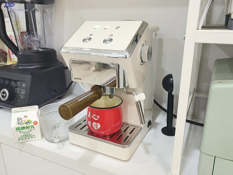 開箱&團購｜最適合新手的第一台咖啡機- KINYO半自動義式奶泡咖啡機(CMH-7930)只要26XX元