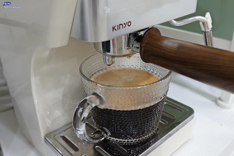 開箱&團購｜最適合新手的第一台咖啡機- KINYO半自動義式奶泡咖啡機(CMH-7930)只要26XX元