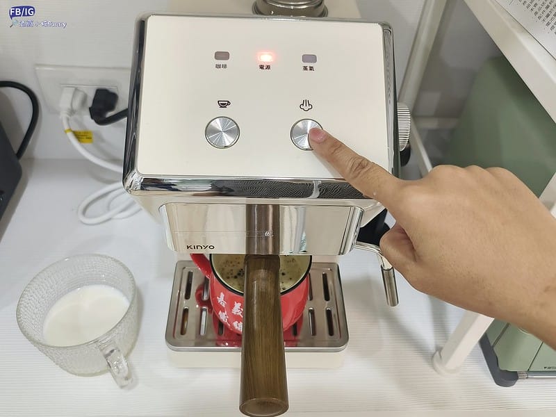 開箱&團購｜最適合新手的第一台咖啡機- KINYO半自動義式奶泡咖啡機(CMH-7930)只要26XX元