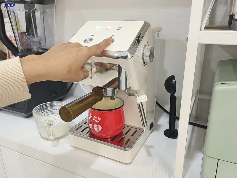 開箱&團購｜最適合新手的第一台咖啡機- KINYO半自動義式奶泡咖啡機(CMH-7930)只要26XX元