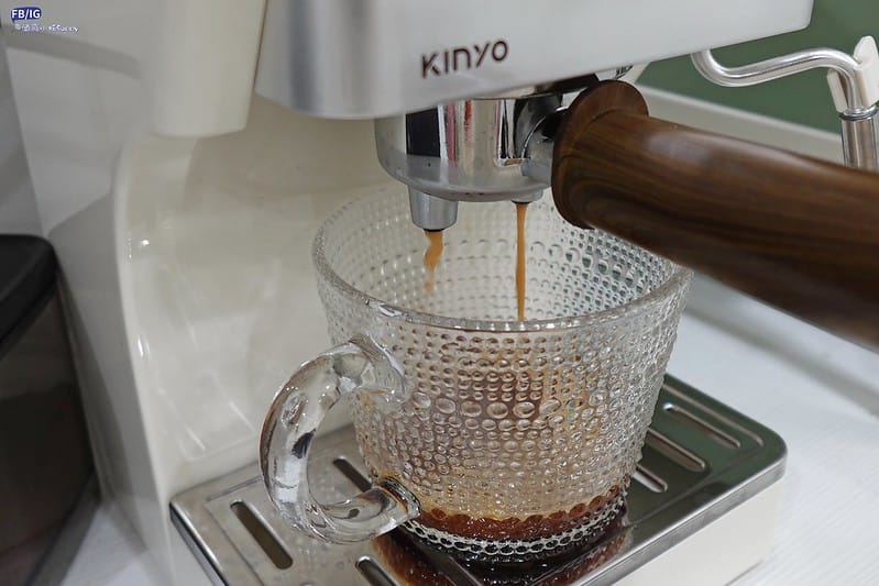 開箱&團購｜最適合新手的第一台咖啡機- KINYO半自動義式奶泡咖啡機(CMH-7930)只要26XX元