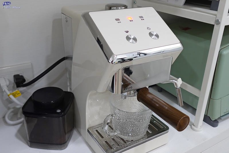 開箱&團購｜最適合新手的第一台咖啡機- KINYO半自動義式奶泡咖啡機(CMH-7930)只要26XX元
