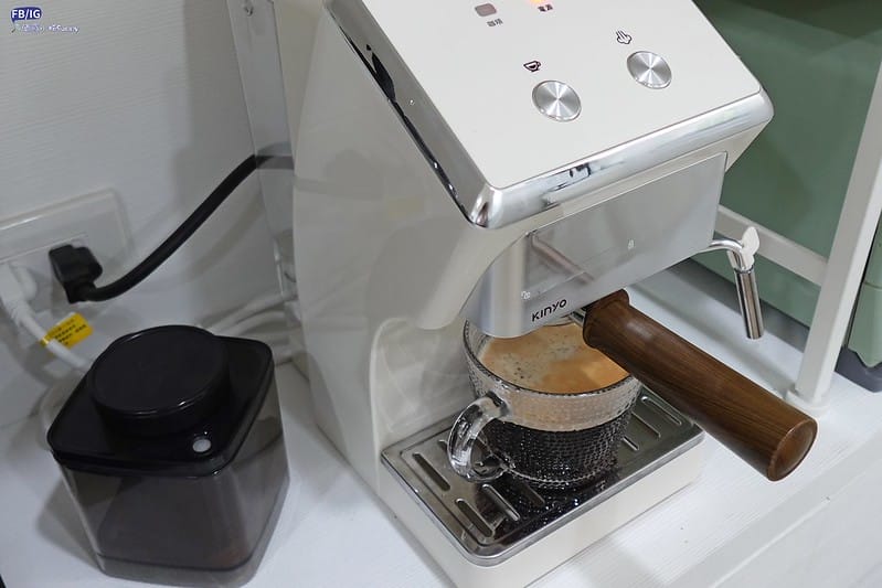 開箱&團購｜最適合新手的第一台咖啡機- KINYO半自動義式奶泡咖啡機(CMH-7930)只要26XX元