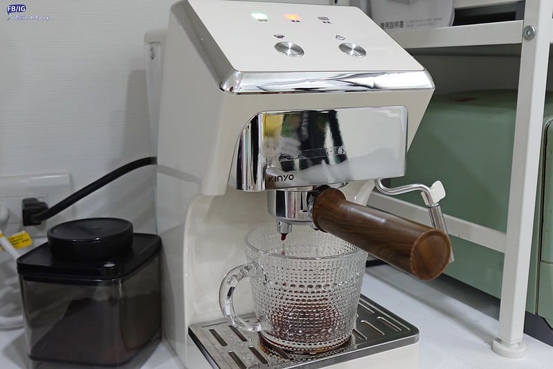 開箱&團購｜最適合新手的第一台咖啡機- KINYO半自動義式奶泡咖啡機(CMH-7930)只要26XX元