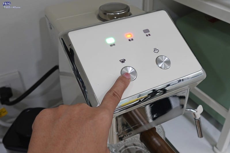 開箱&團購｜最適合新手的第一台咖啡機- KINYO半自動義式奶泡咖啡機(CMH-7930)只要26XX元