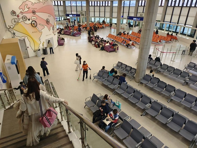 旅遊手札｜2024東京自由行Day1 多災多難的出發日(搞丟機票?行李箱被摔壞?泰獅航空初體驗?旅平險?入關注意事項)