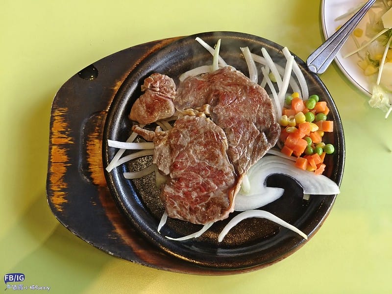 高雄岡山美食｜不是排餐厲害,真正厲害的是菜色澎湃的自助吧吃到飽,推薦全家牛排館