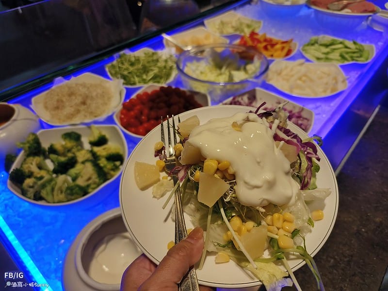 高雄岡山美食｜不是排餐厲害,真正厲害的是菜色澎湃的自助吧吃到飽,推薦全家牛排館