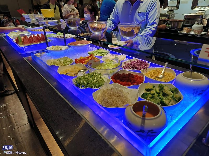 高雄岡山美食｜不是排餐厲害,真正厲害的是菜色澎湃的自助吧吃到飽,推薦全家牛排館
