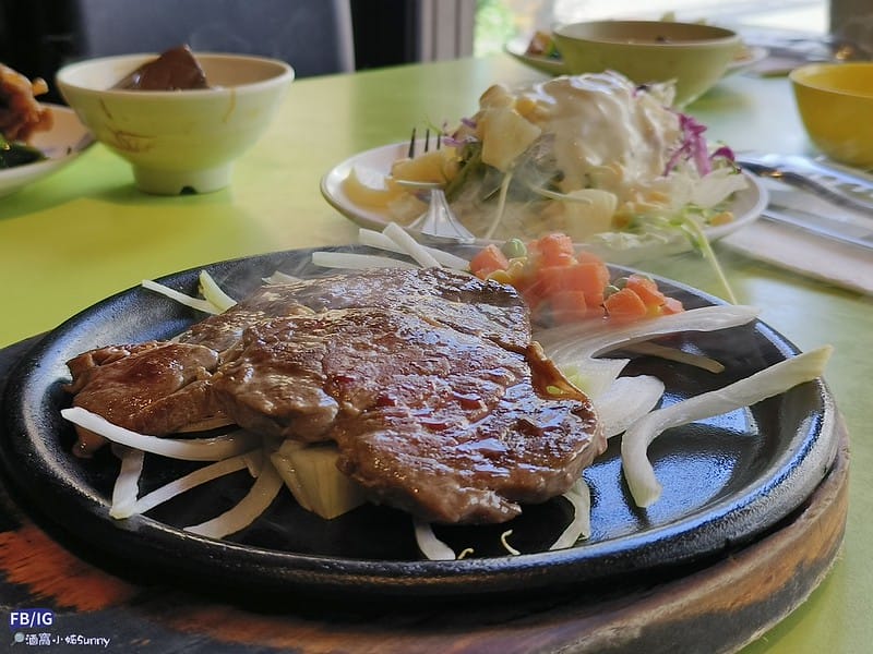 高雄岡山美食｜不是排餐厲害,真正厲害的是菜色澎湃的自助吧吃到飽,推薦全家牛排館