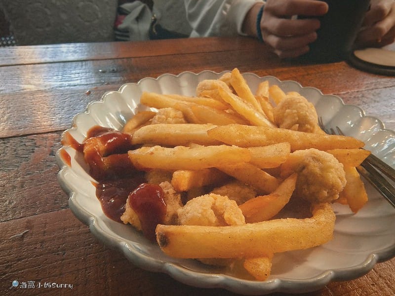 嘉義咖啡廳｜IN COFFEE︱貓咪咖啡廳｜開到凌晨一點的嘉義咖啡廳，幸運的話同場有７隻貓咪相伴