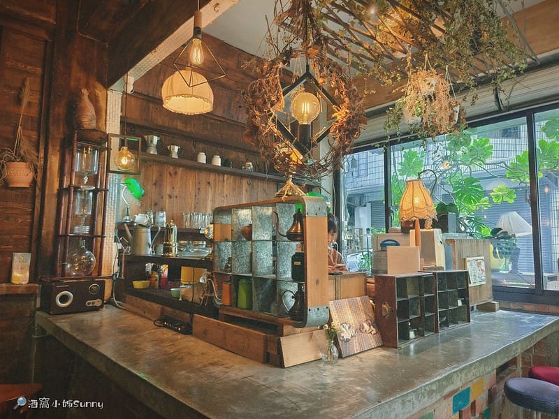 嘉義咖啡廳｜IN COFFEE︱貓咪咖啡廳｜開到凌晨一點的嘉義咖啡廳，幸運的話同場有７隻貓咪相伴