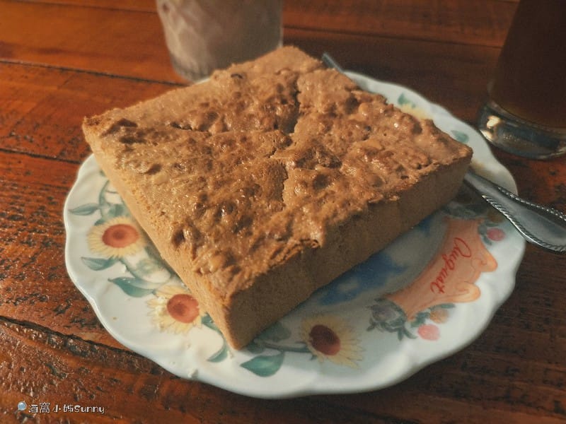 嘉義咖啡廳｜IN COFFEE︱貓咪咖啡廳｜開到凌晨一點的嘉義咖啡廳，幸運的話同場有７隻貓咪相伴