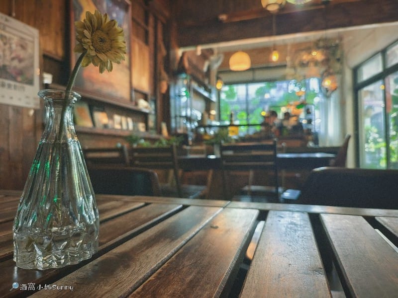 嘉義咖啡廳｜IN COFFEE︱貓咪咖啡廳｜開到凌晨一點的嘉義咖啡廳，幸運的話同場有７隻貓咪相伴