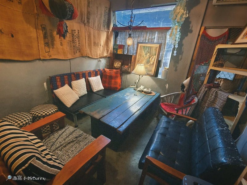 嘉義咖啡廳｜IN COFFEE︱貓咪咖啡廳｜開到凌晨一點的嘉義咖啡廳，幸運的話同場有７隻貓咪相伴