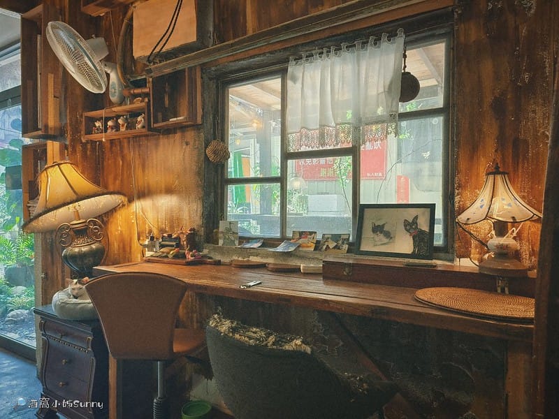 嘉義咖啡廳｜IN COFFEE︱貓咪咖啡廳｜開到凌晨一點的嘉義咖啡廳，幸運的話同場有７隻貓咪相伴