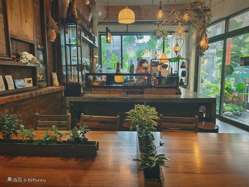 嘉義咖啡廳｜IN COFFEE︱貓咪咖啡廳｜開到凌晨一點的嘉義咖啡廳，幸運的話同場有７隻貓咪相伴