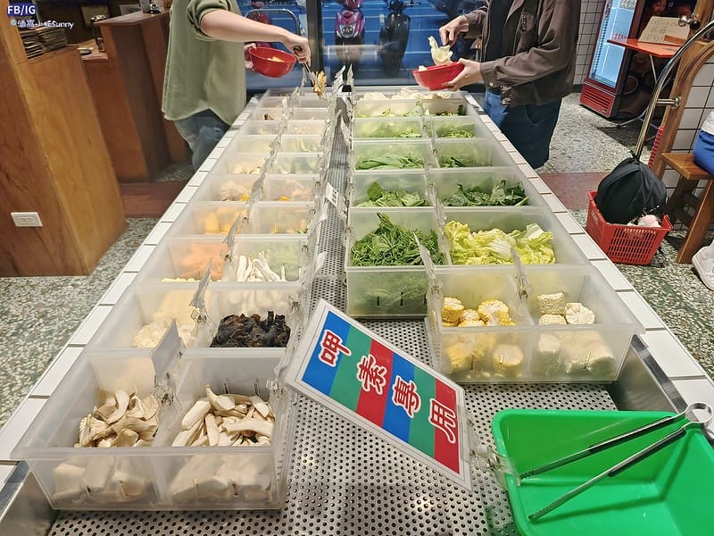 嘉義火鍋｜開箱-蔬盈市場火鍋,葷素皆有,自助吧吃到飽(嘉義民生門市)