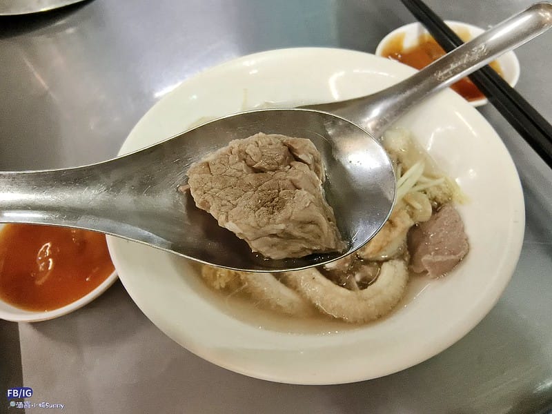 嘉義美食｜東市場8家必吃人氣美食,王家祖傳本產牛肉湯,阿富網絲肉捲,蕭家春捲