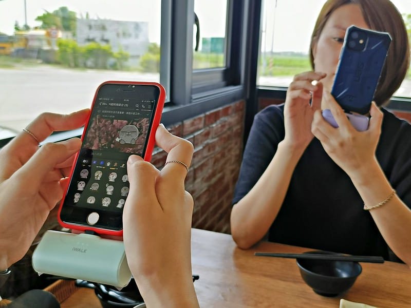 開箱｜最美最輕巧的迷你行動電源-iWalk Pro五代快充直插式行動電源&iWalk四代直插式行動電源,出門免帶線,即插即充