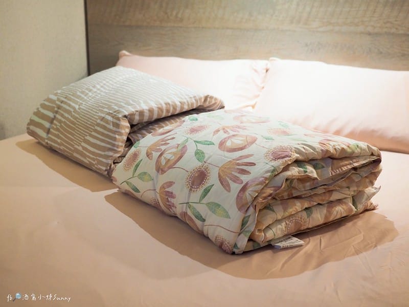 十月被開箱｜免萬元!千元高CP值輕又暖的羽絨被,可免裝被套直接蓋睡,可手洗機洗可捲收好收納,帶出國,露營都方便(文末有讀者優惠)