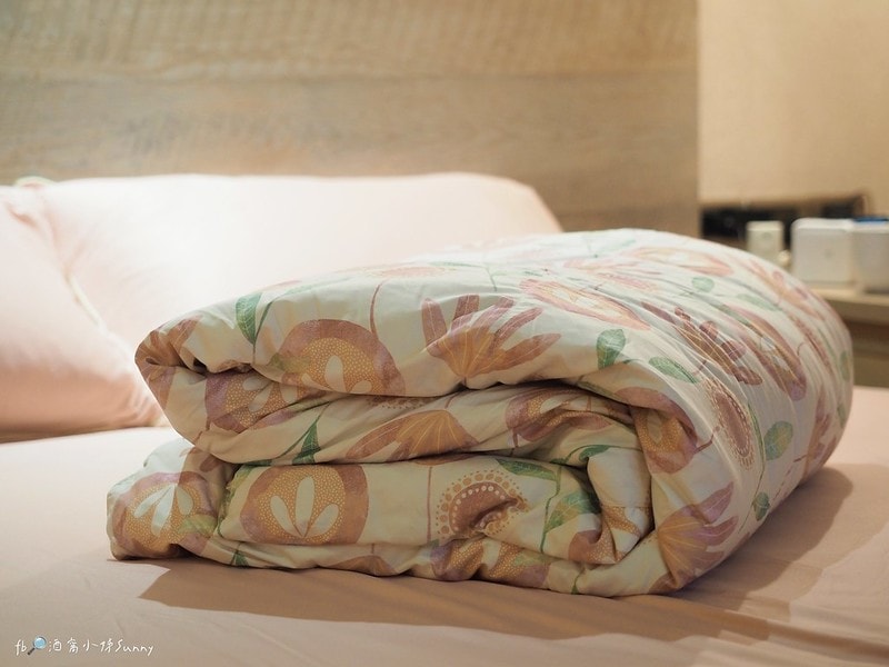 十月被開箱免萬元!千元高CP值輕又暖的羽絨被,可免裝被套直接蓋睡,可手洗機洗可捲收好收納,帶出國,露營都方便(文末有讀者優惠)