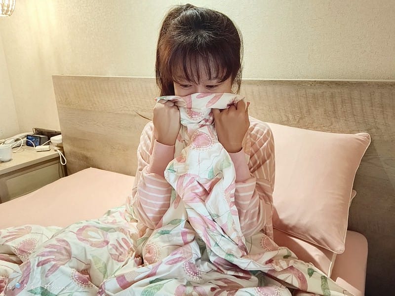 十月被開箱｜免萬元!千元高CP值輕又暖的羽絨被,可免裝被套直接蓋睡,可手洗機洗可捲收好收納,帶出國,露營都方便(文末有讀者優惠)