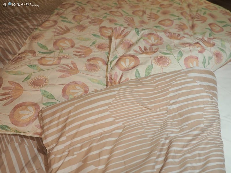 十月被開箱｜免萬元!千元高CP值輕又暖的羽絨被,可免裝被套直接蓋睡,可手洗機洗可捲收好收納,帶出國,露營都方便(文末有讀者優惠)