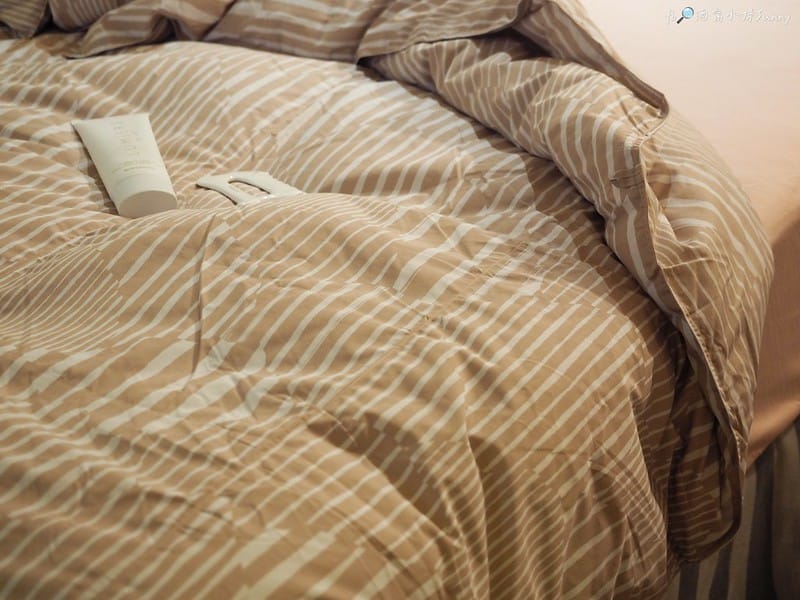 十月被開箱｜免萬元!千元高CP值輕又暖的羽絨被,可免裝被套直接蓋睡,可手洗機洗可捲收好收納,帶出國,露營都方便(文末有讀者優惠)