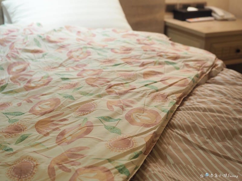 十月被開箱｜免萬元!千元高CP值輕又暖的羽絨被,可免裝被套直接蓋睡,可手洗機洗可捲收好收納,帶出國,露營都方便(文末有讀者優惠)