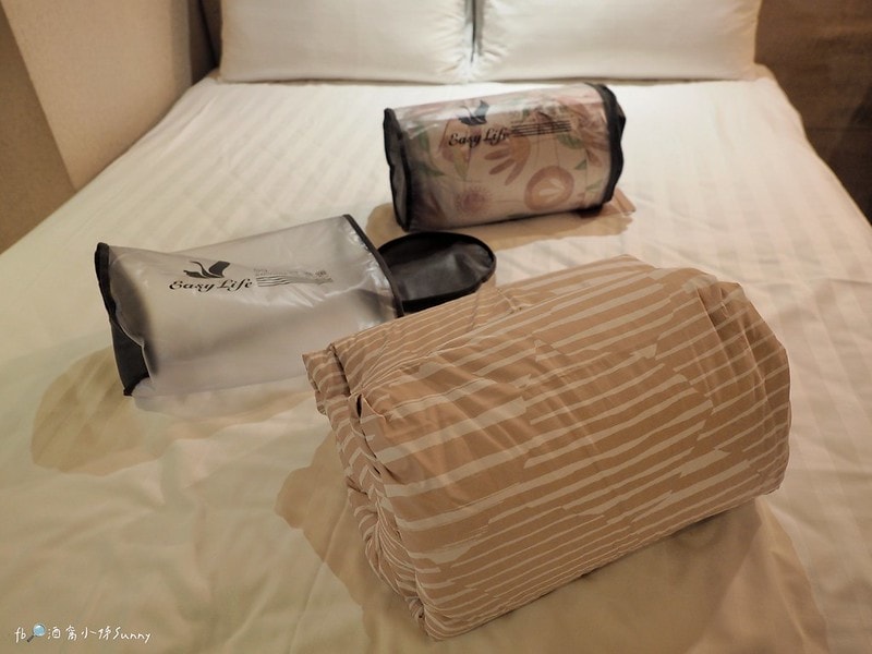 十月被開箱免萬元!千元高CP值輕又暖的羽絨被,可免裝被套直接蓋睡,可手洗機洗可捲收好收納,帶出國,露營都方便(文末有讀者優惠)