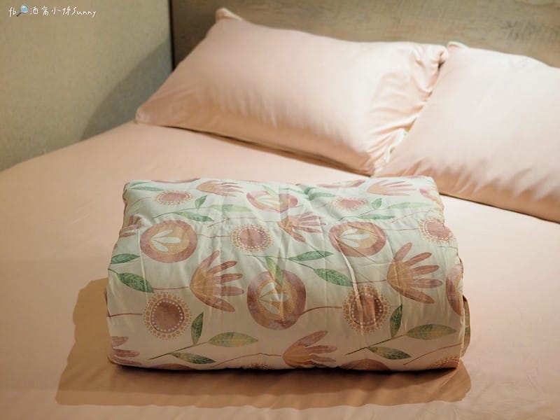 十月被開箱｜免萬元!千元高CP值輕又暖的羽絨被,可免裝被套直接蓋睡,可手洗機洗可捲收好收納,帶出國,露營都方便(文末有讀者優惠)
