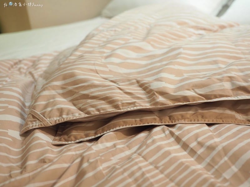 十月被開箱｜免萬元!千元高CP值輕又暖的羽絨被,可免裝被套直接蓋睡,可手洗機洗可捲收好收納,帶出國,露營都方便(文末有讀者優惠)
