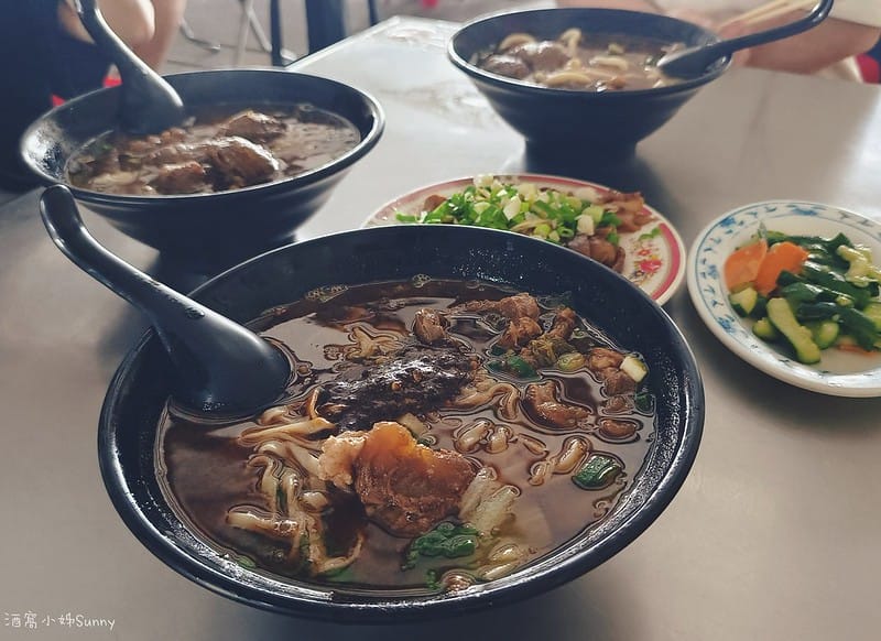 嘉義竹崎美食推薦｜竹崎約會聚餐的好地方｜老松牛肉麵,早上七點開賣到下午四點,賣完會提早打烊