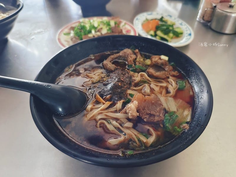 嘉義竹崎美食推薦｜竹崎約會聚餐的好地方｜老松牛肉麵,早上七點開賣到下午四點,賣完會提早打烊