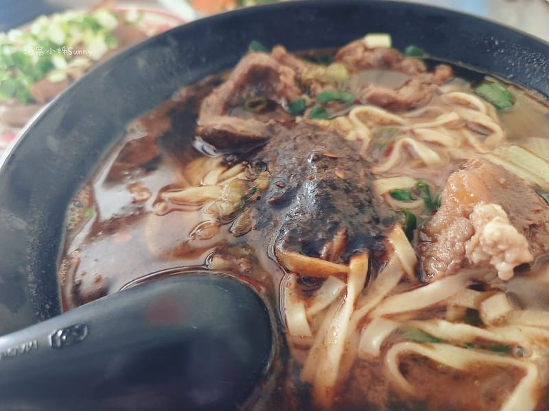 嘉義竹崎美食推薦｜竹崎約會聚餐的好地方｜老松牛肉麵,早上七點開賣到下午四點,賣完會提早打烊