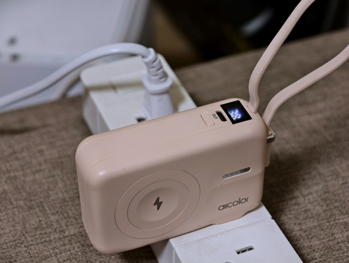 Aircolor 雲朵系35W快充行動電源開箱|出國旅行必備!Qi2磁吸、自帶AC插頭、10000mAh全能充 - 第6張圖 Aircolor 雲朵系35W快充行動電源開箱|出國旅行必備!Qi2磁吸、自帶AC插頭、10000mAh全能充